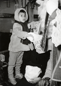 168229 Afbeelding van een jongetje in de trein bij Sinterklaas.